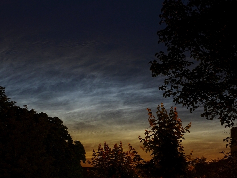 Extrem lichtstarkes NLC-Display über der Bonner Südstadt, aufgenommen am 21.06.2019 um 23:39 MESZ