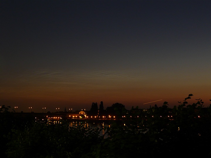 NLC-Display über dem Rhein in Bonn, aufgenommen am 02.08.2011 um 04:40 MESZ