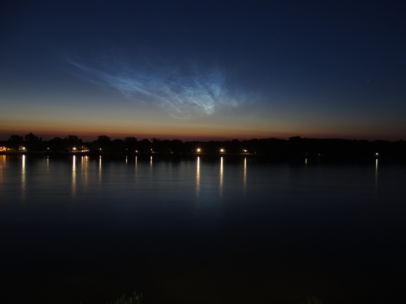 Helles, scharf umgrenztes NLC-Display über dem Rhein in Bonn, aufgenommen am 19.07.2016 um 04:13 MESZ