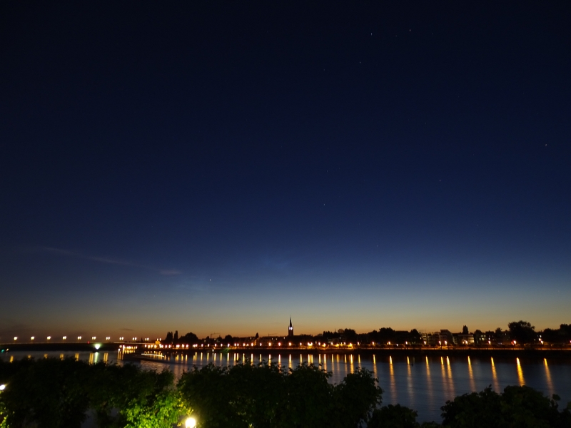 Lichtschwaches NLC-Display über dem Rhein in Bonn, aufgenommen am 26.05.2020 um 03:56 MESZ