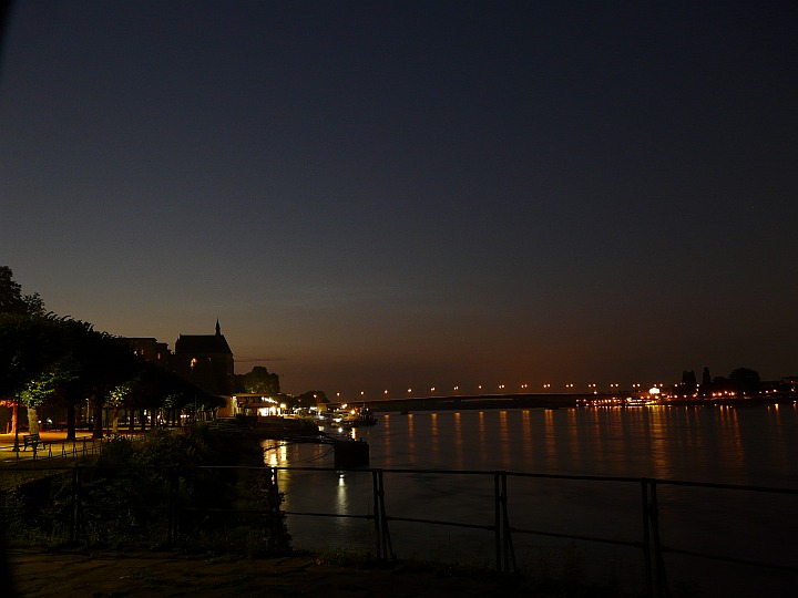 Lichtschwaches NLC-Display über dem Rhein in Bonn, aufgenommen am 31.07.2011 um 22:30 MESZ